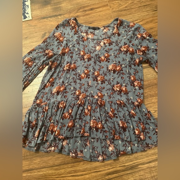 Cute Floral Top - Picture 1 of 5